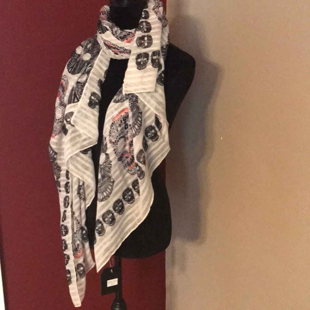 $4/20 🔥 White sugar skull scarf